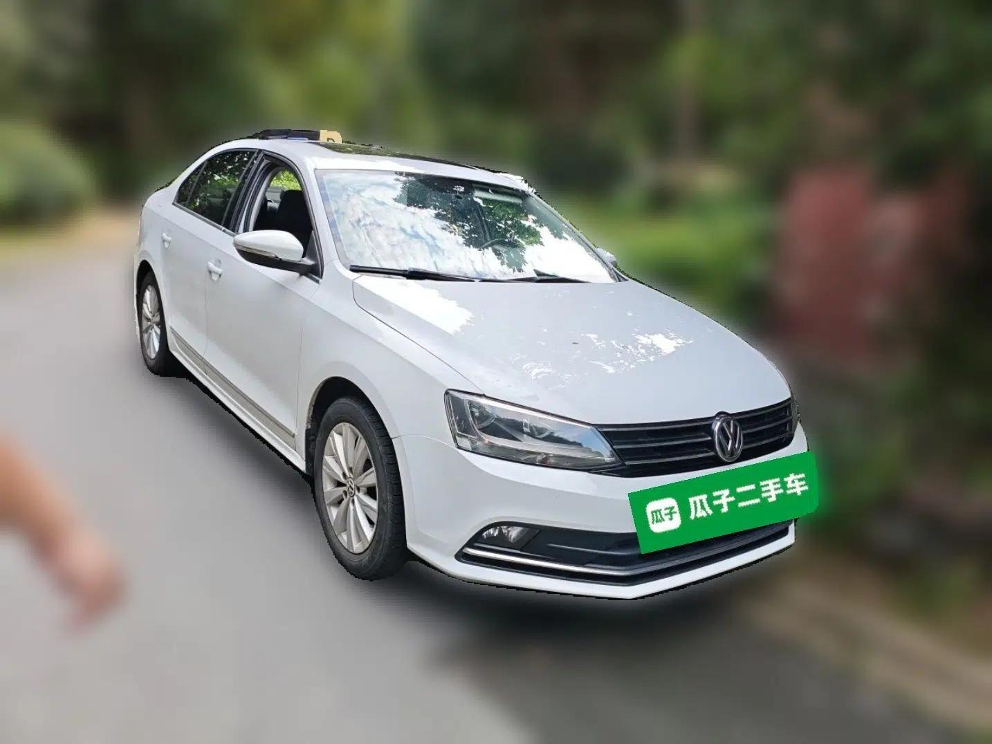 Volkswagen Sagitar 2017 1.6L Automatic Comfort Model — миниатюра 3