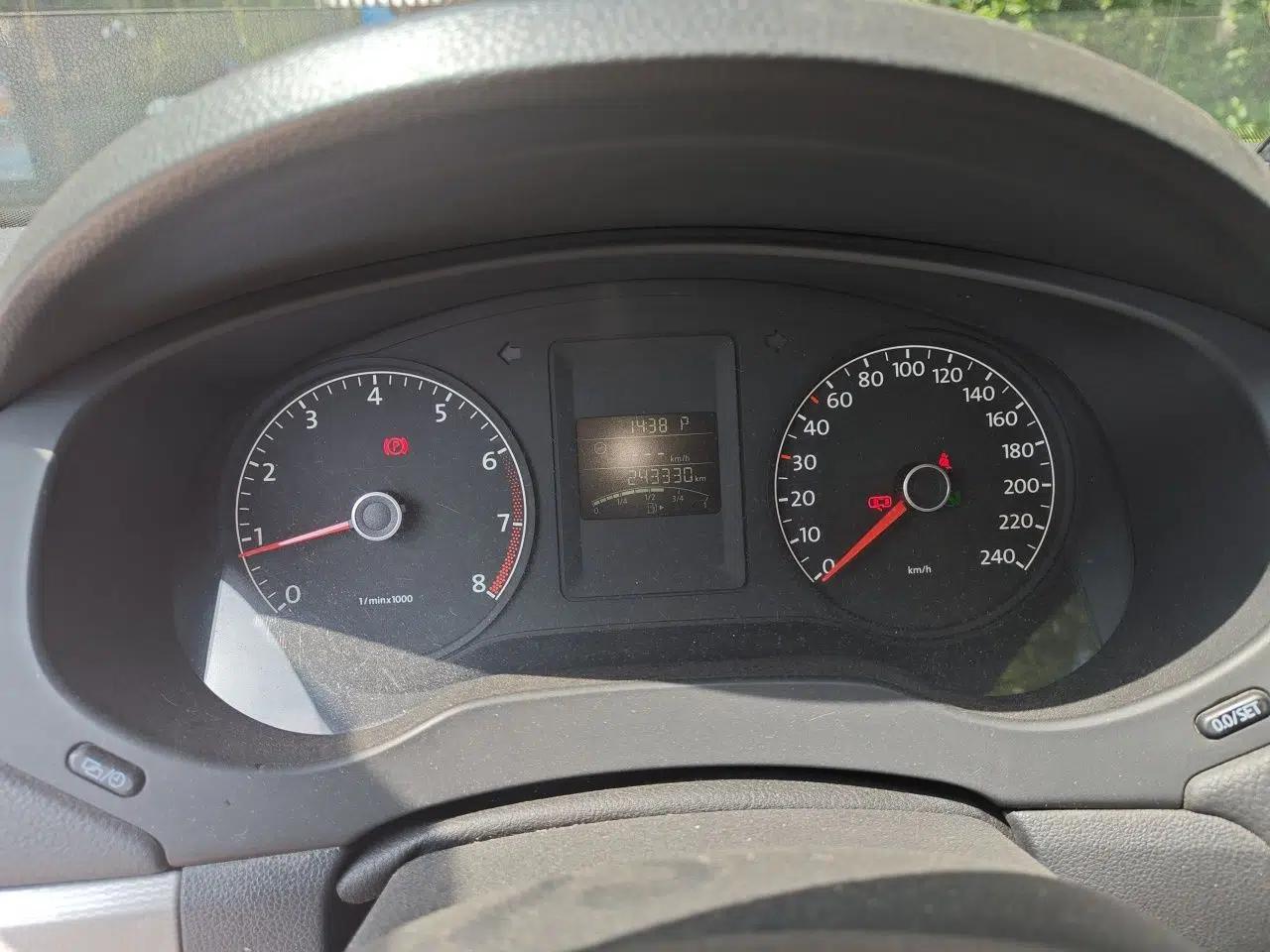 Volkswagen Sagitar 2014 1.6L Automatic Comfort Model — миниатюра 11
