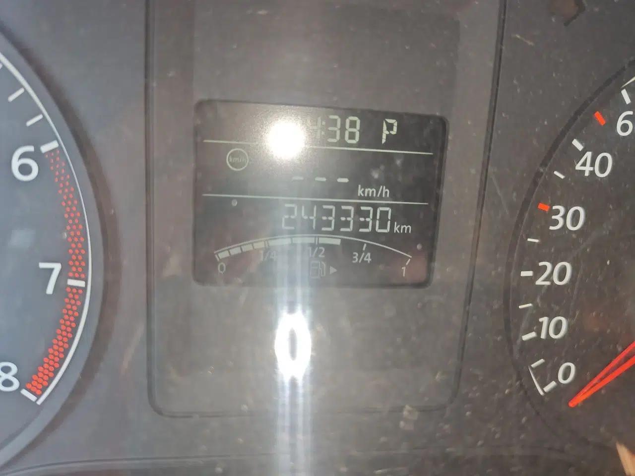 Volkswagen Sagitar 2014 1.6L Automatic Comfort Model — миниатюра 12