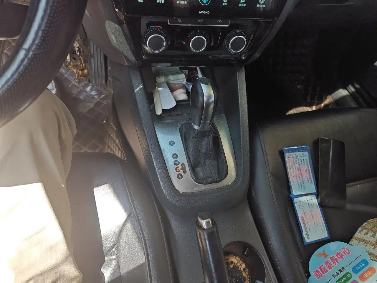Volkswagen Sagitar 2014 1.6L Automatic Comfort Model — миниатюра 14