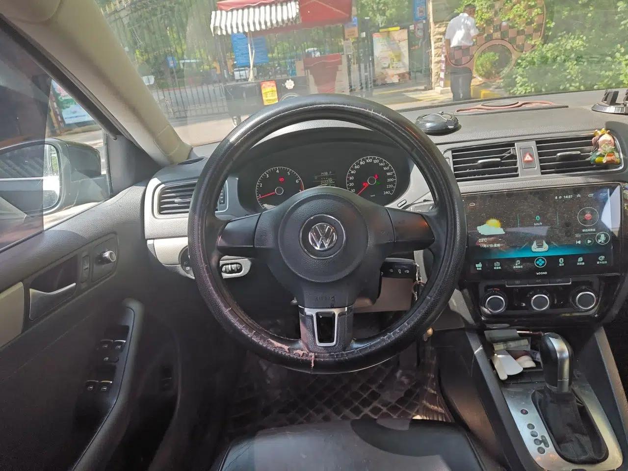 Volkswagen Sagitar 2014 1.6L Automatic Comfort Model — миниатюра 10