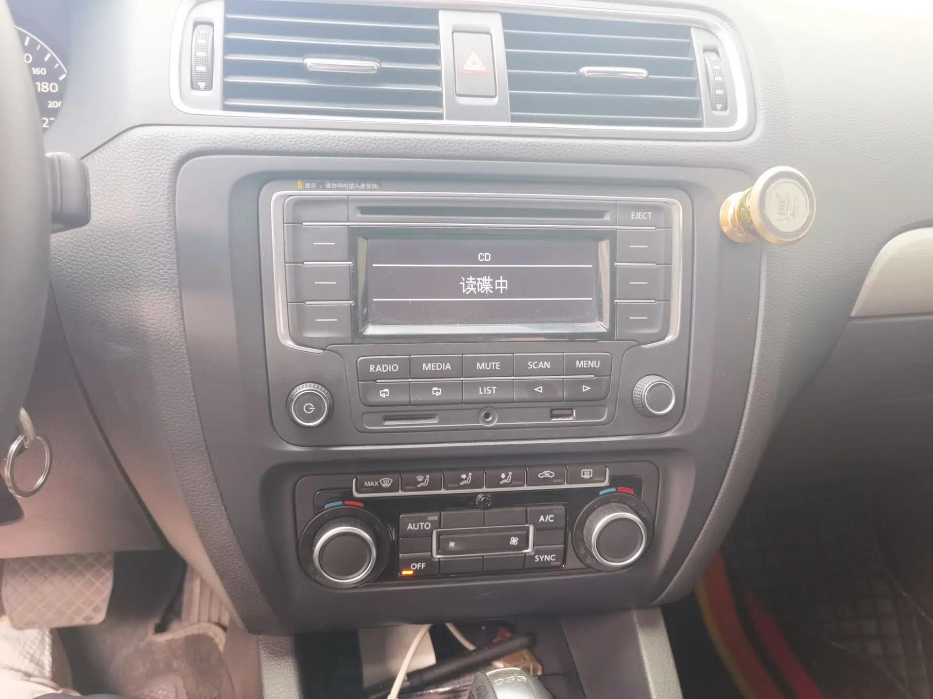 Volkswagen Sagitar 2014 1.4TSI Automatic Luxury Model — миниатюра 13