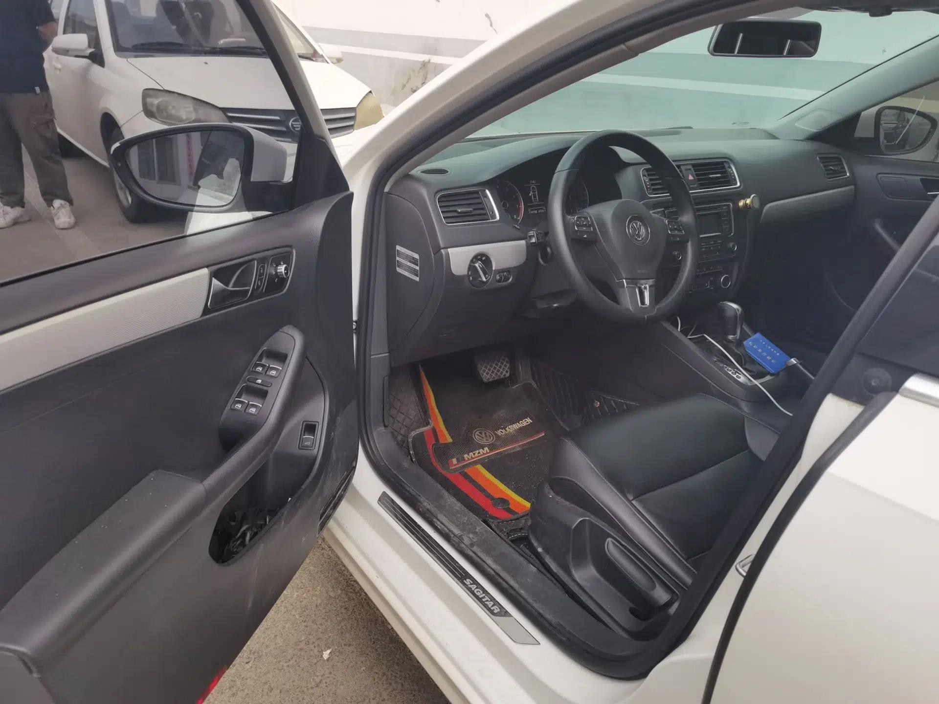 Volkswagen Sagitar 2014 1.4TSI Automatic Luxury Model — миниатюра 16
