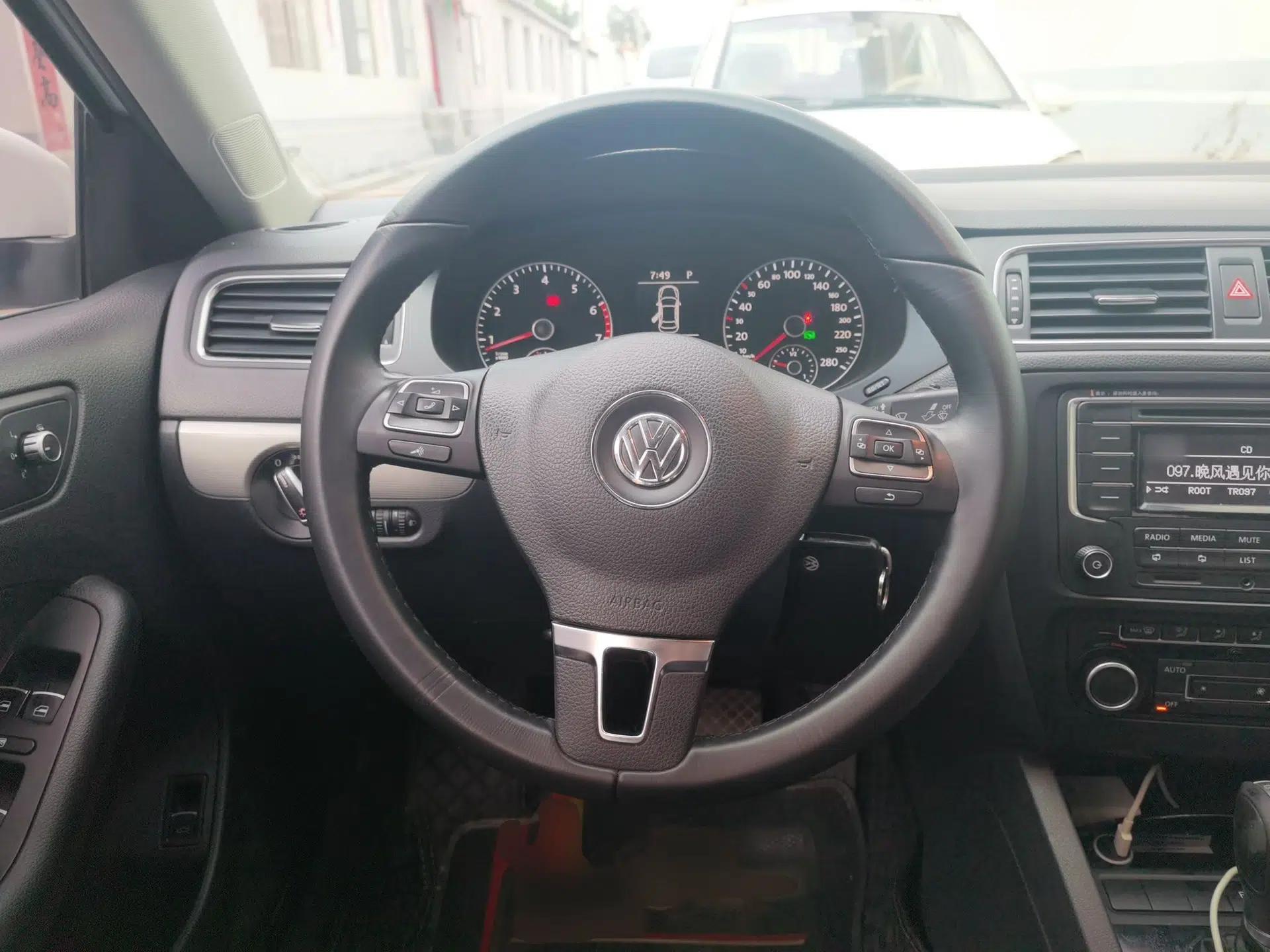 Volkswagen Sagitar 2014 1.4TSI Automatic Luxury Model — миниатюра 10