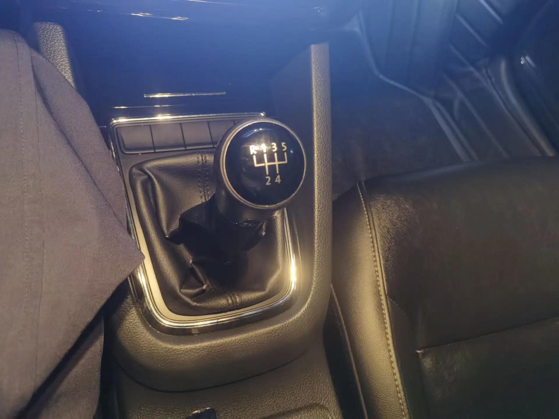 Volkswagen Sagitar 2015 230TSI Manual Comfort Version — миниатюра 14