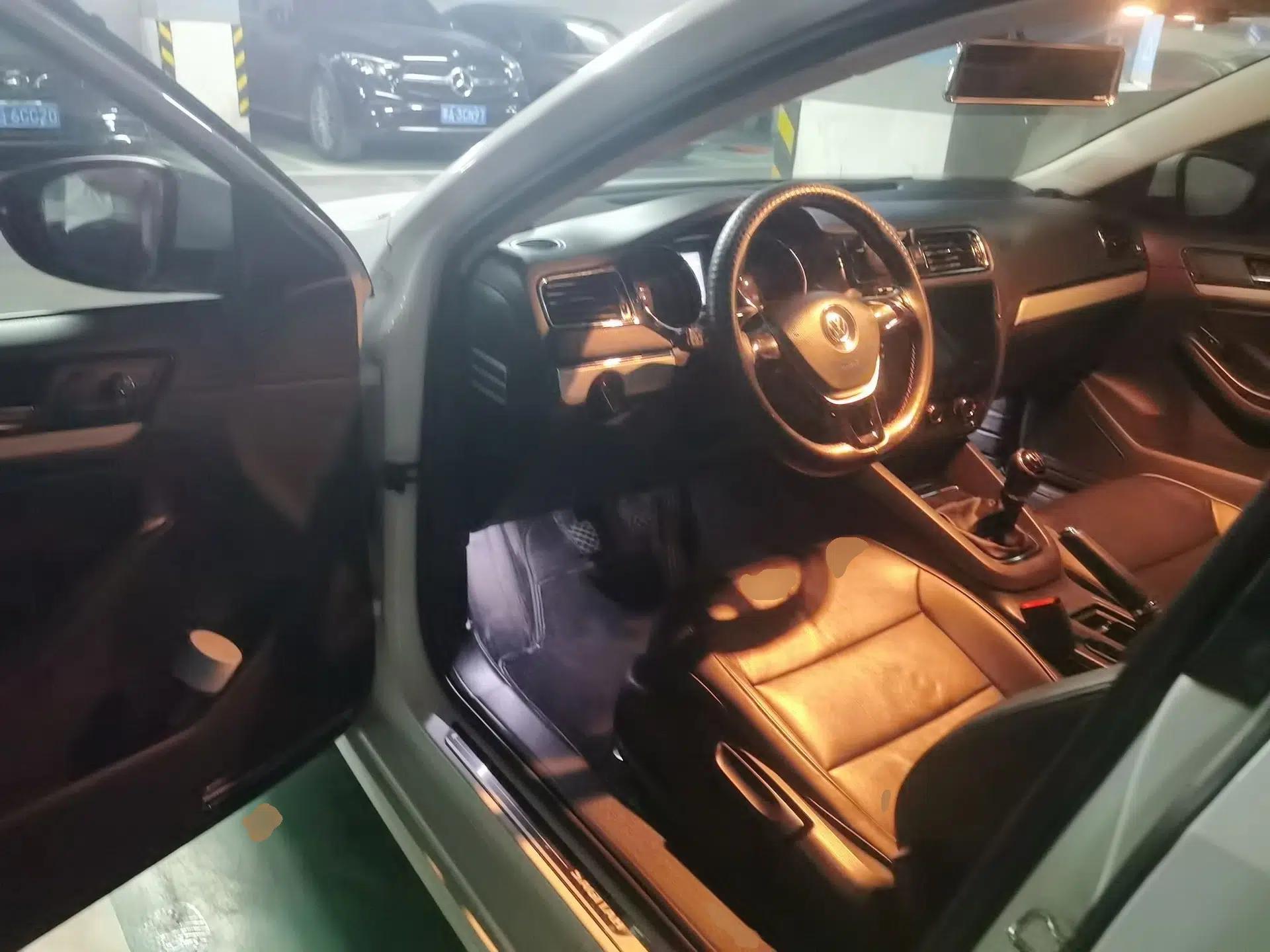 Volkswagen Sagitar 2015 230TSI Manual Comfort Version — миниатюра 16