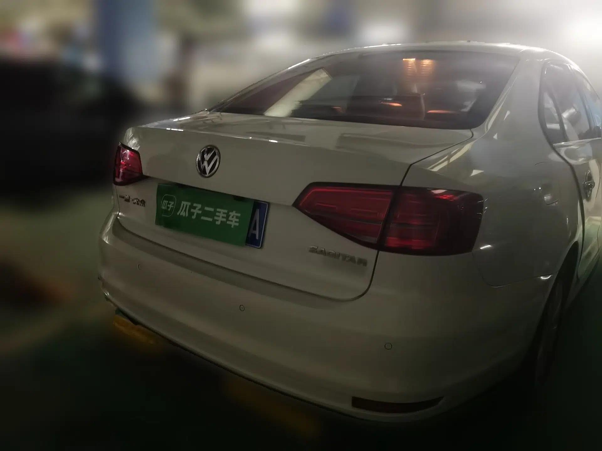 Volkswagen Sagitar 2015 230TSI Manual Comfort Version — миниатюра 5