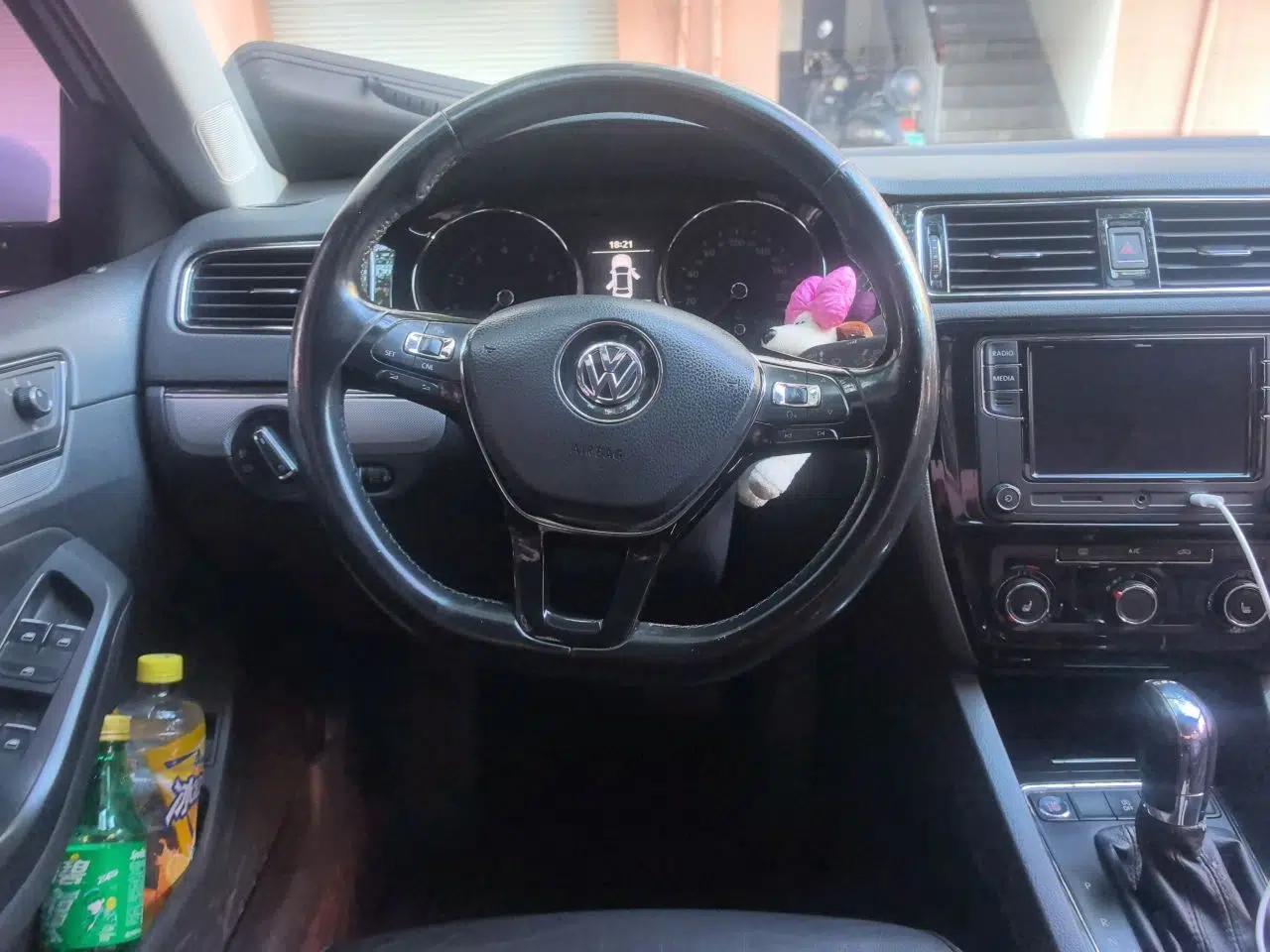 Volkswagen Sagitar 2017 180TSI Automatic Luxury Edition — миниатюра 10