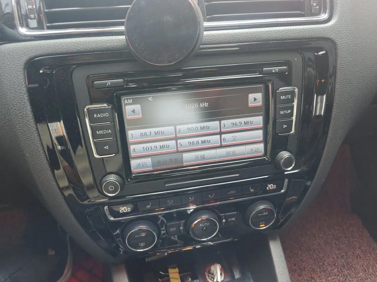 Volkswagen Sagitar 2015 230TSI Automatic Luxury Model — миниатюра 13