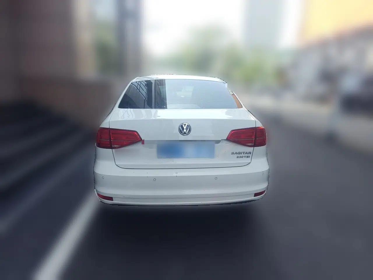 Volkswagen Sagitar 2015 230TSI Automatic Luxury Model — миниатюра 5