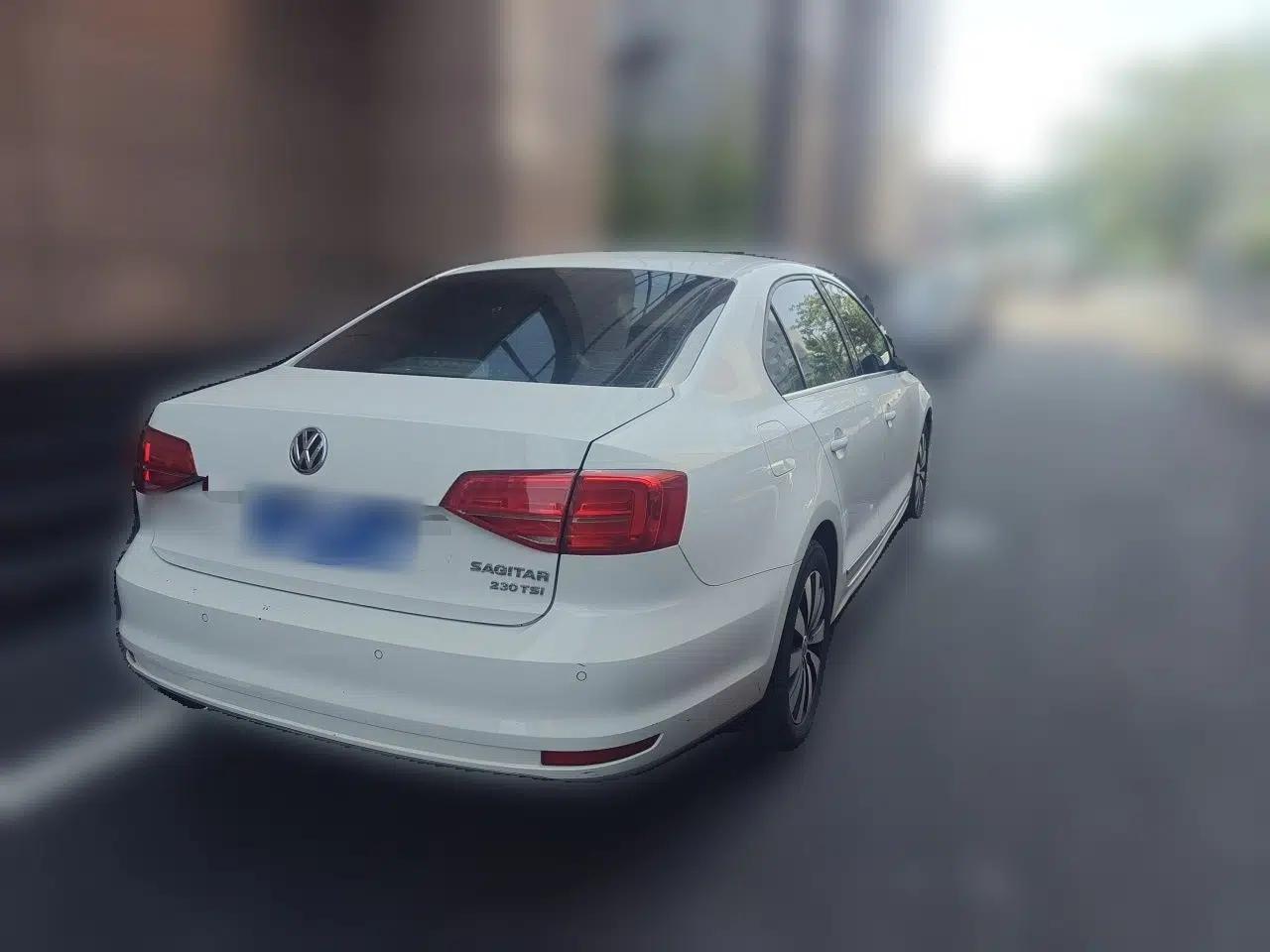 Volkswagen Sagitar 2015 230TSI Automatic Luxury Model — миниатюра 6