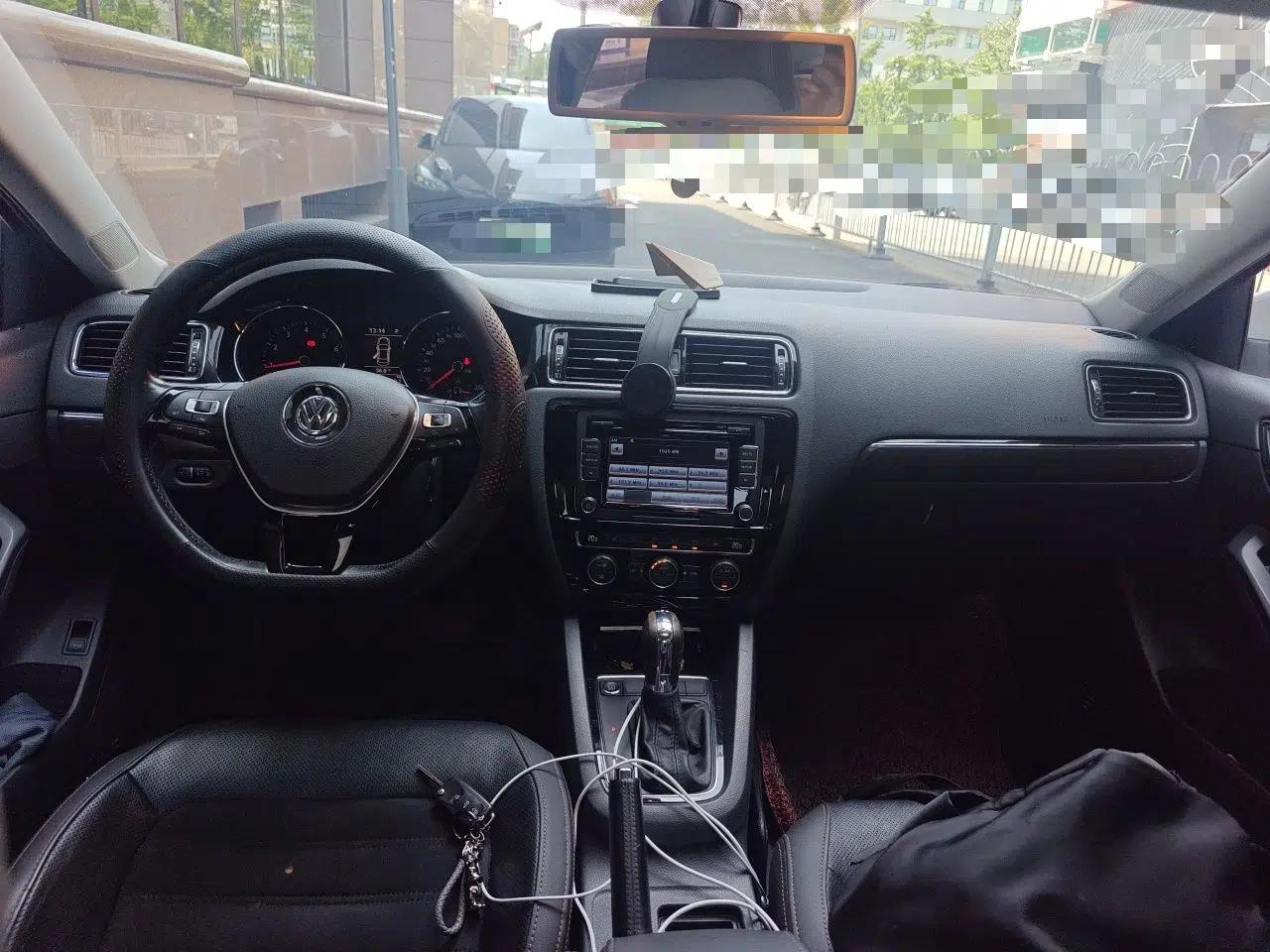Volkswagen Sagitar 2015 230TSI Automatic Luxury Model — миниатюра 9