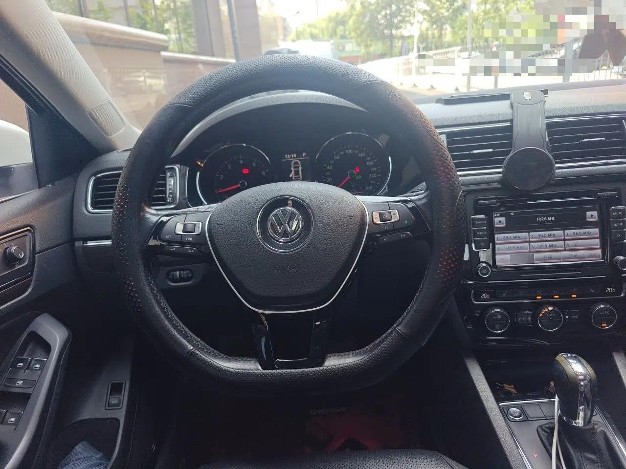 Volkswagen Sagitar 2015 230TSI Automatic Luxury Model — миниатюра 10