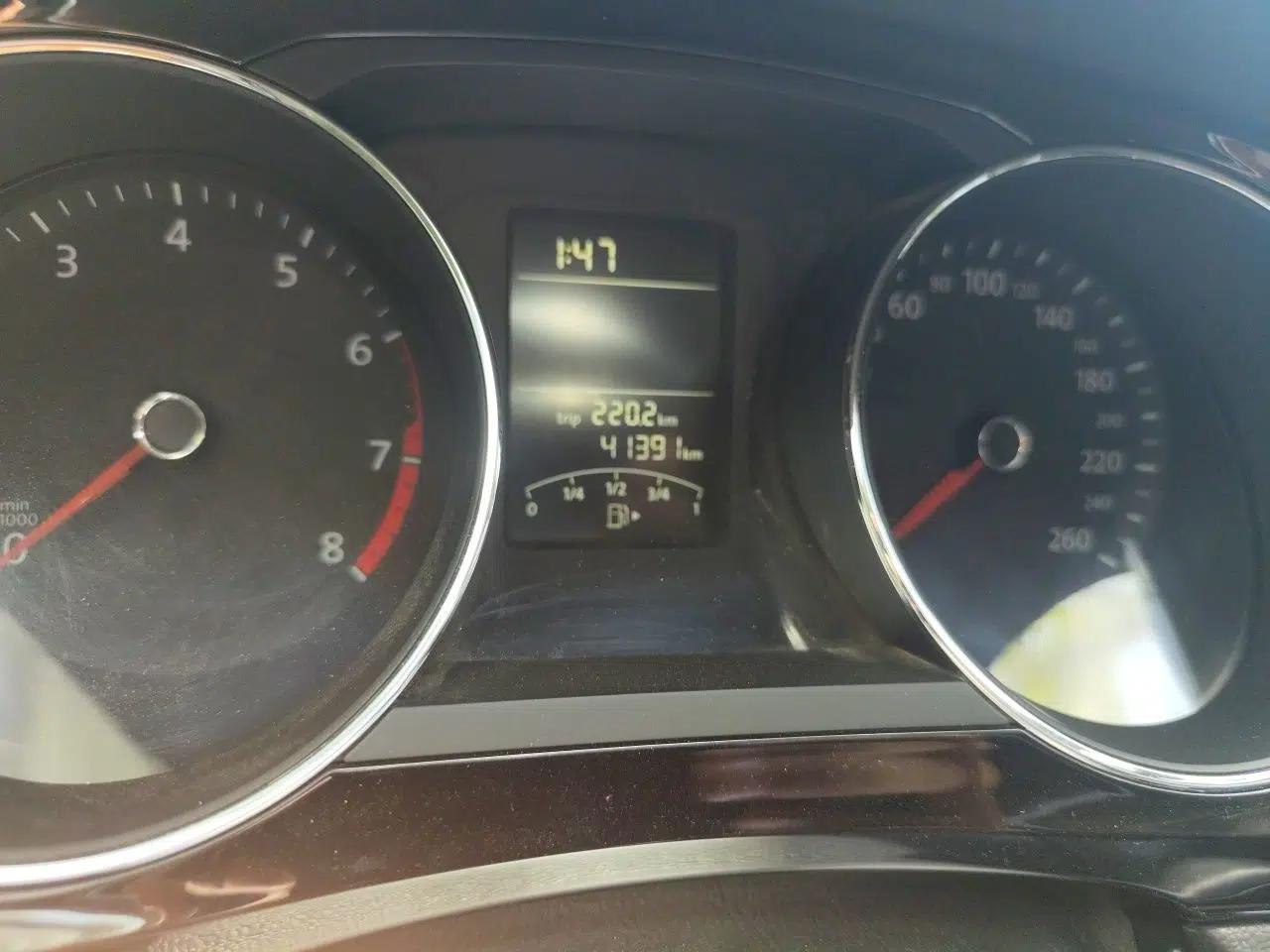 Volkswagen Sagitar 2015 1.6L Automatic Comfort Model — миниатюра 12
