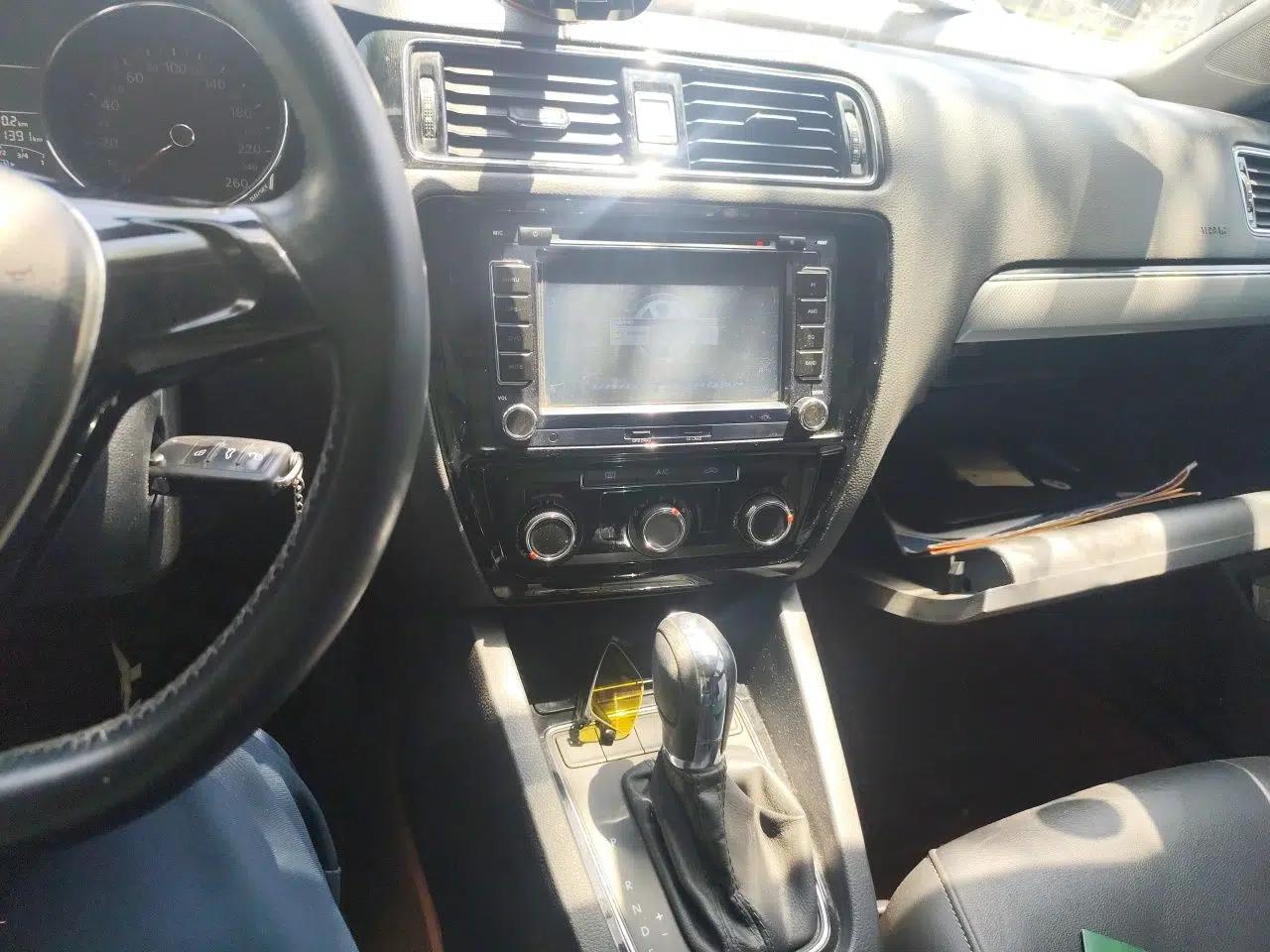 Volkswagen Sagitar 2015 1.6L Automatic Comfort Model — миниатюра 13