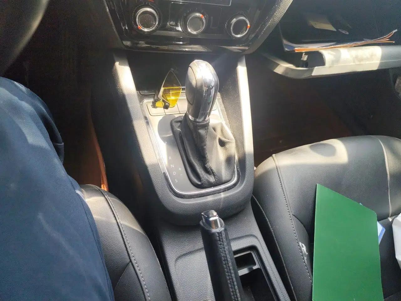 Volkswagen Sagitar 2015 1.6L Automatic Comfort Model — миниатюра 14