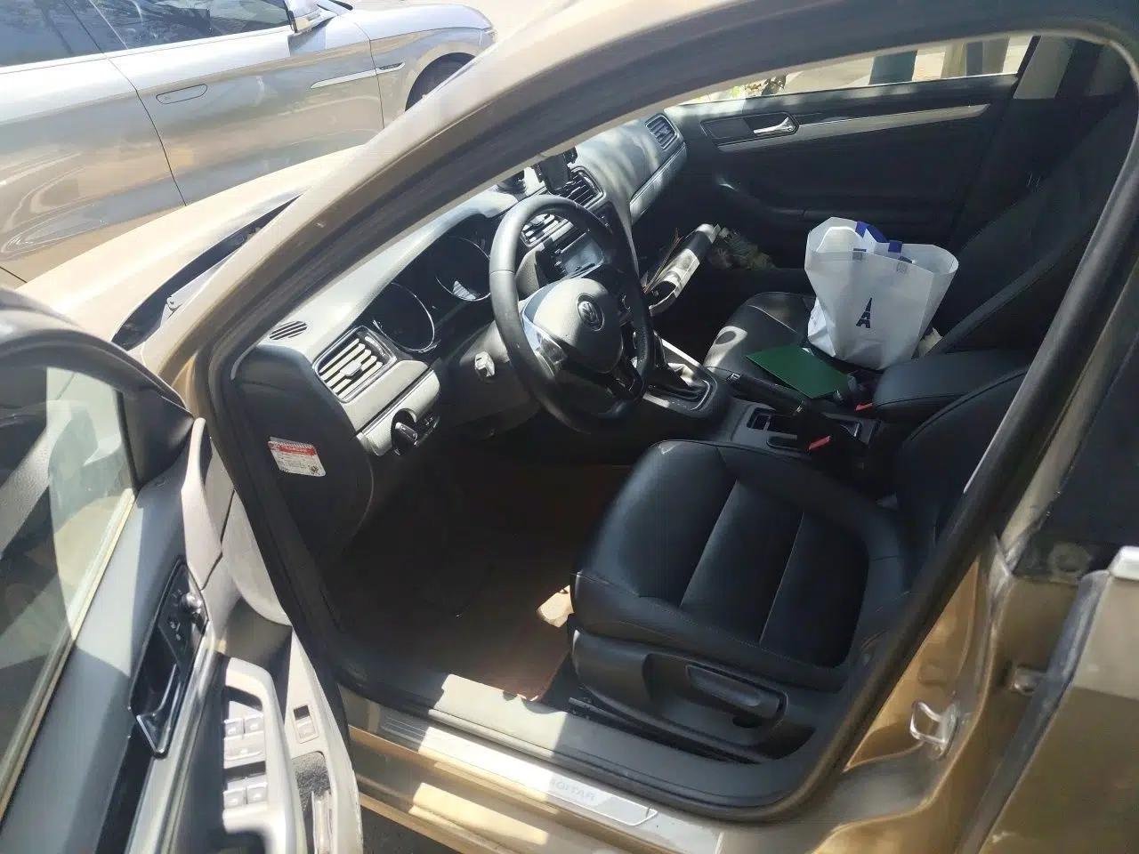 Volkswagen Sagitar 2015 1.6L Automatic Comfort Model — миниатюра 16