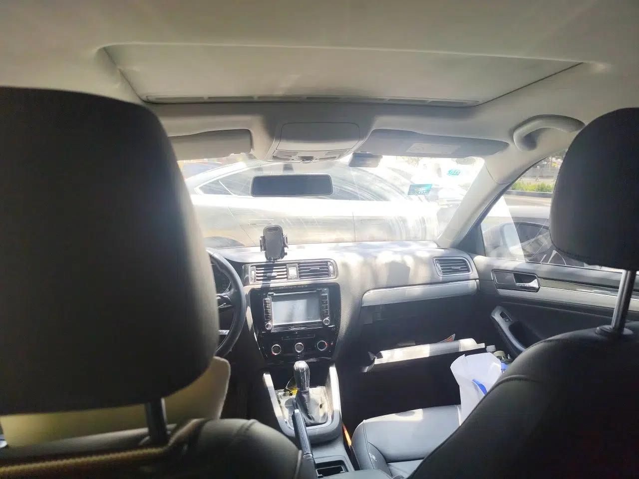 Volkswagen Sagitar 2015 1.6L Automatic Comfort Model — миниатюра 18