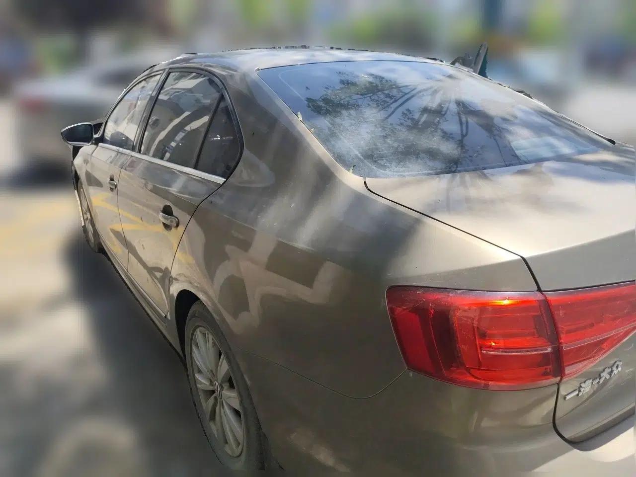 Volkswagen Sagitar 2015 1.6L Automatic Comfort Model — миниатюра 4