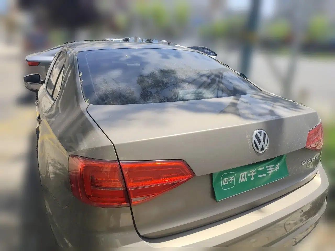 Volkswagen Sagitar 2015 1.6L Automatic Comfort Model — миниатюра 5