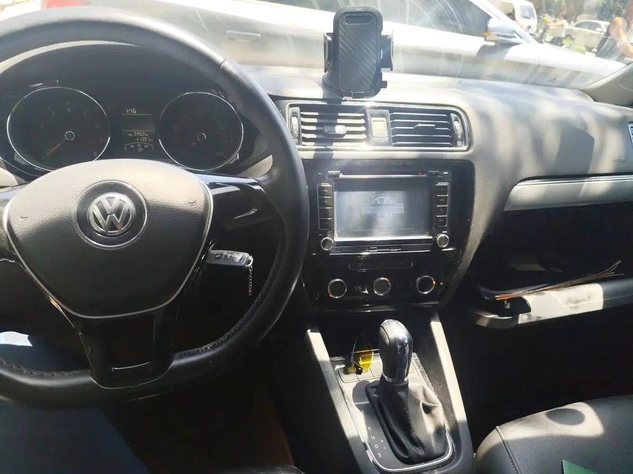 Volkswagen Sagitar 2015 1.6L Automatic Comfort Model — миниатюра 9