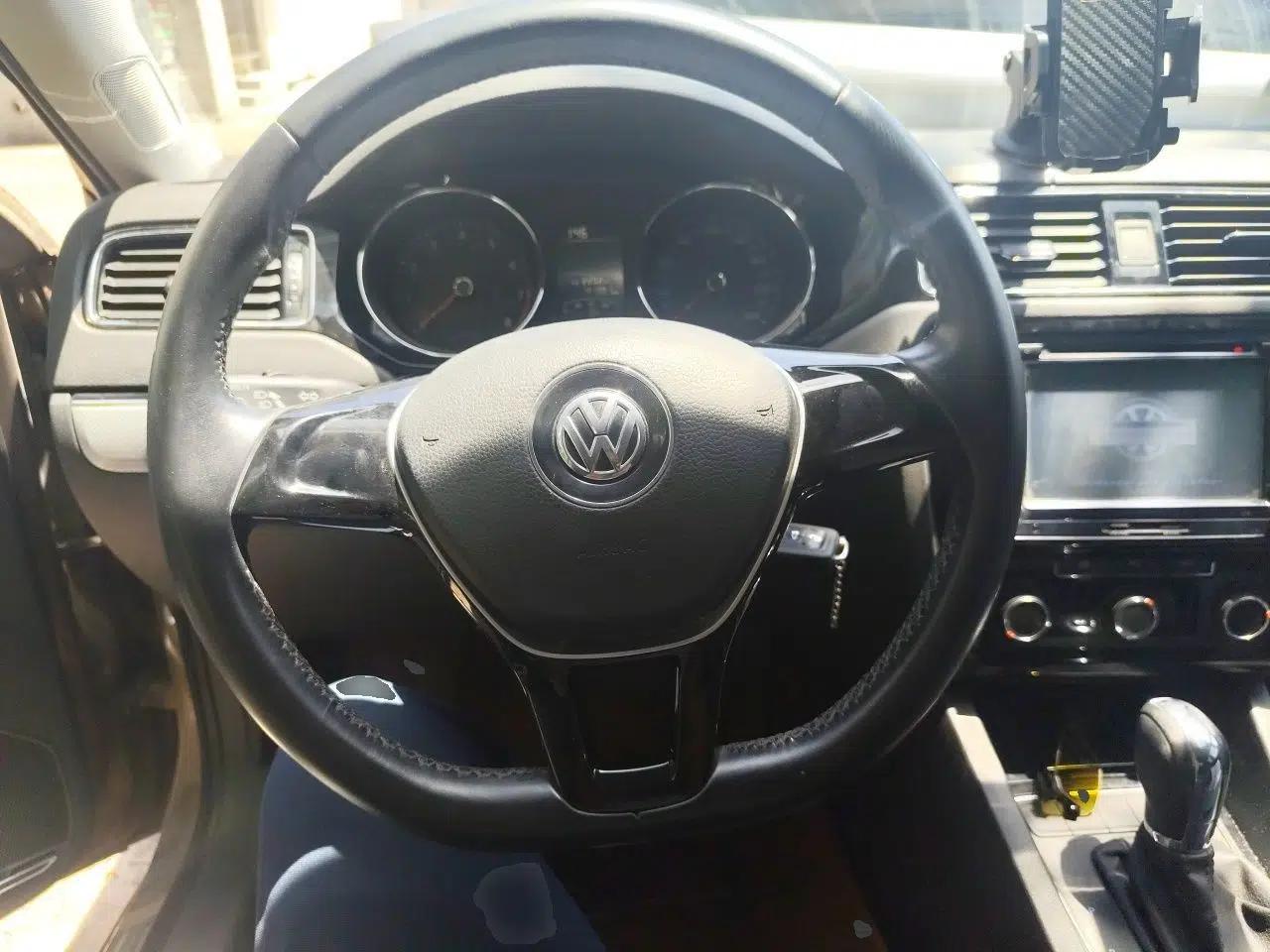Volkswagen Sagitar 2015 1.6L Automatic Comfort Model — миниатюра 10