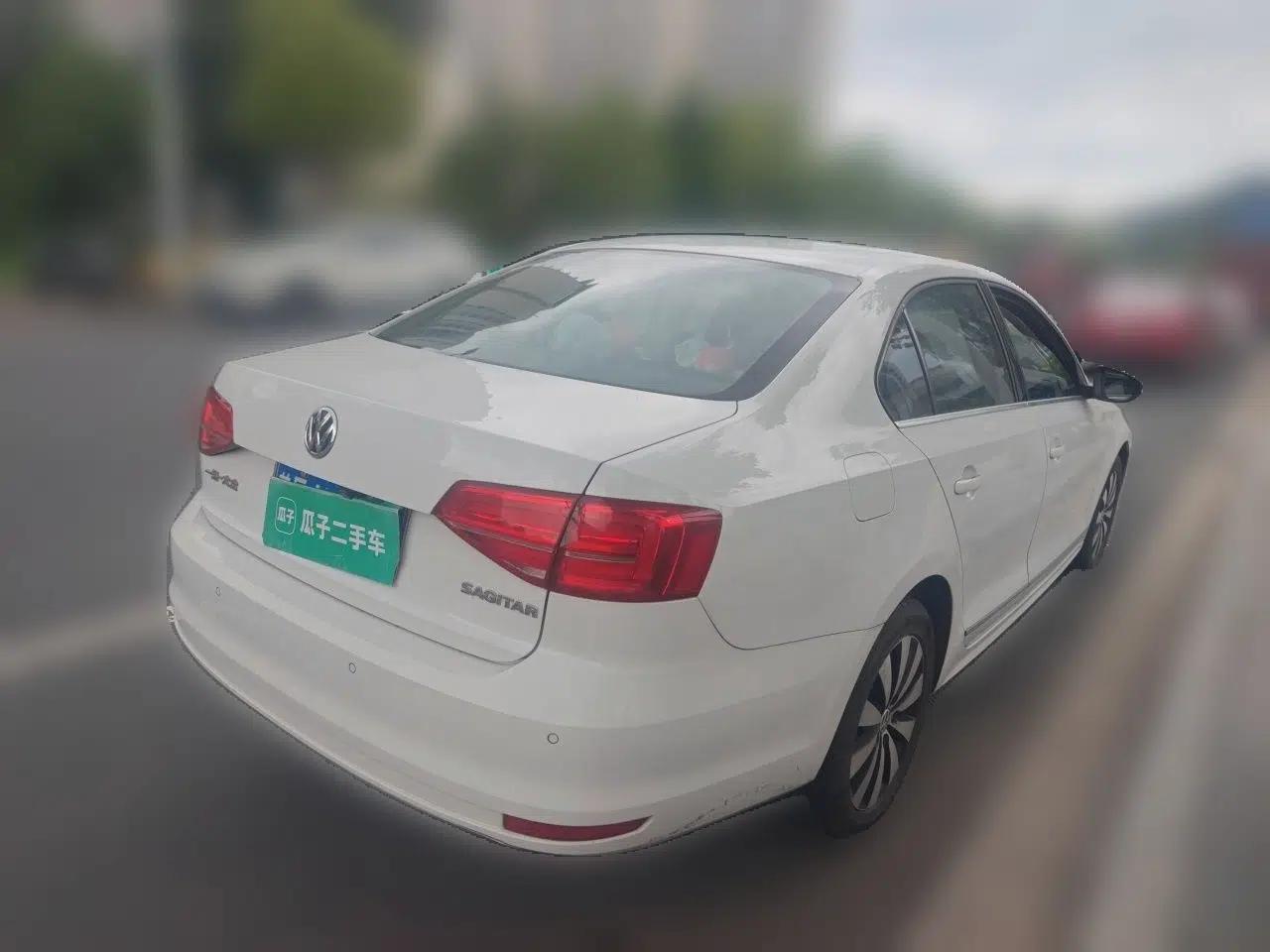 Volkswagen Sagitar 2017 1.6L Automatic Comfort Model — миниатюра 6