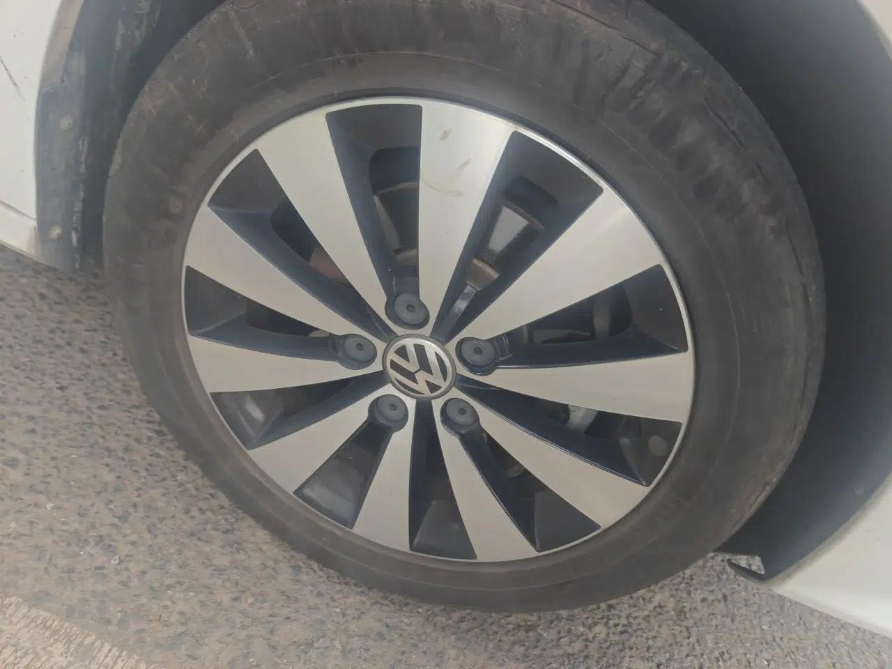Volkswagen Sagitar 2017 1.6L Automatic Comfort Model — миниатюра 8