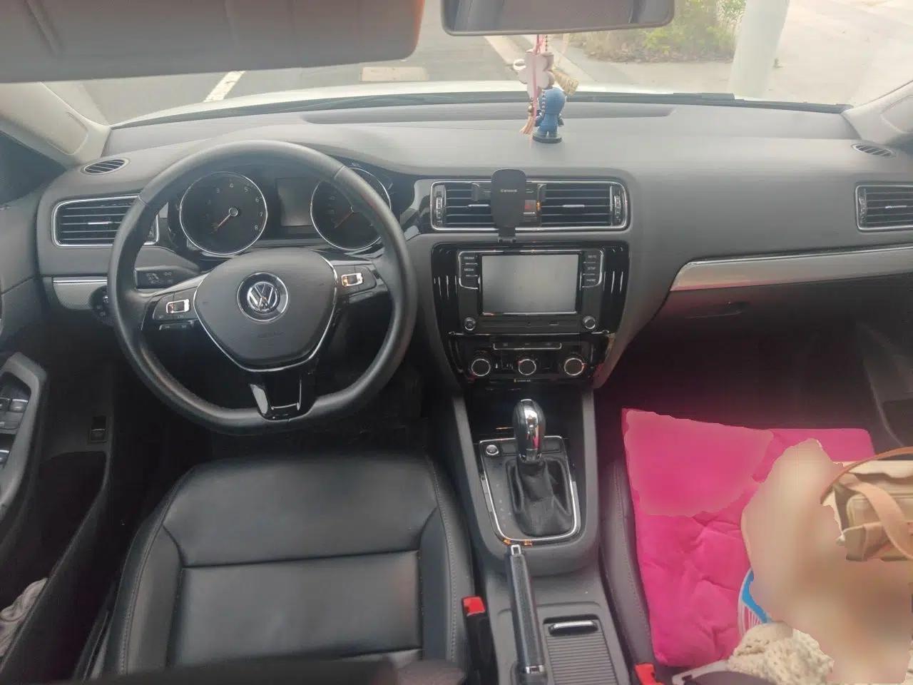 Volkswagen Sagitar 2017 1.6L Automatic Comfort Model — миниатюра 9