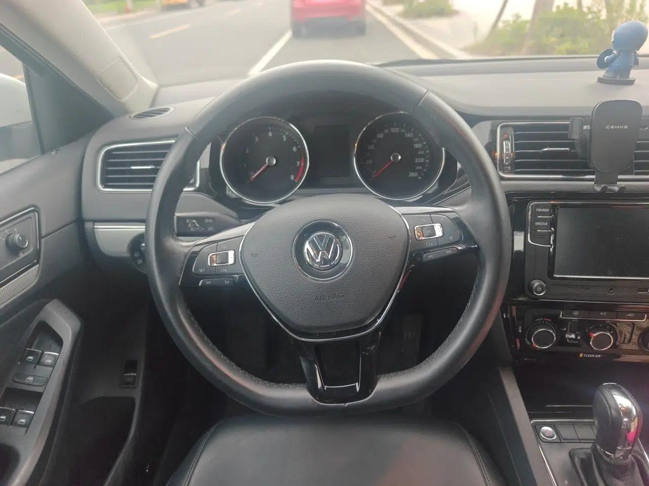 Volkswagen Sagitar 2017 1.6L Automatic Comfort Model — миниатюра 10