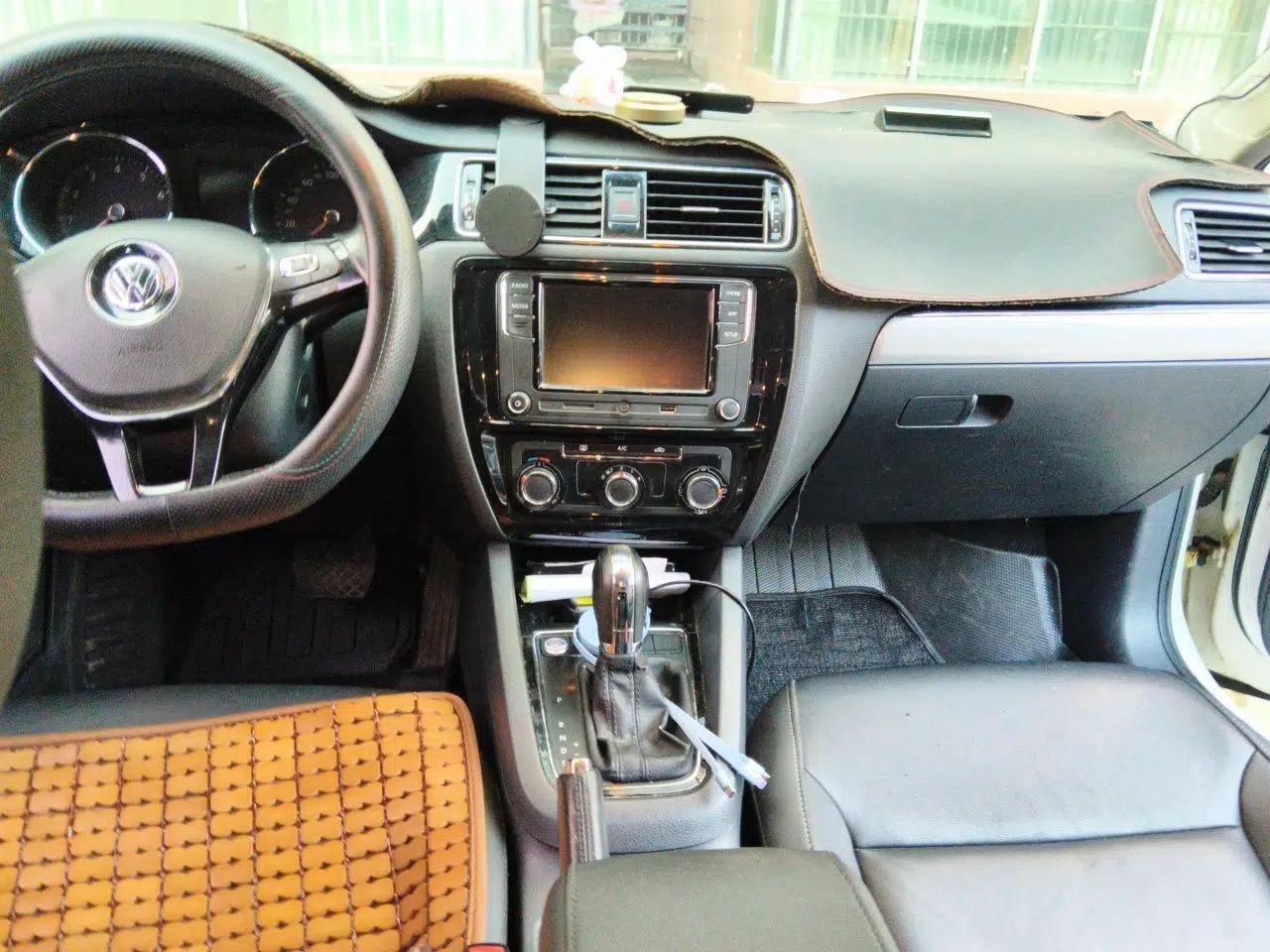 Volkswagen Sagitar 2018 1.6L Automatic Comfort Model — миниатюра 9