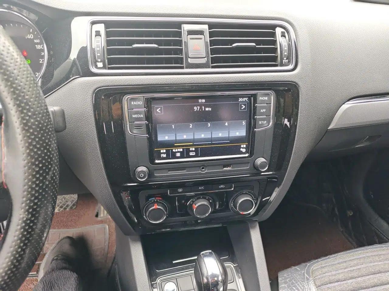 Volkswagen Sagitar 2018 1.6L Automatic Comfort Model — миниатюра 12
