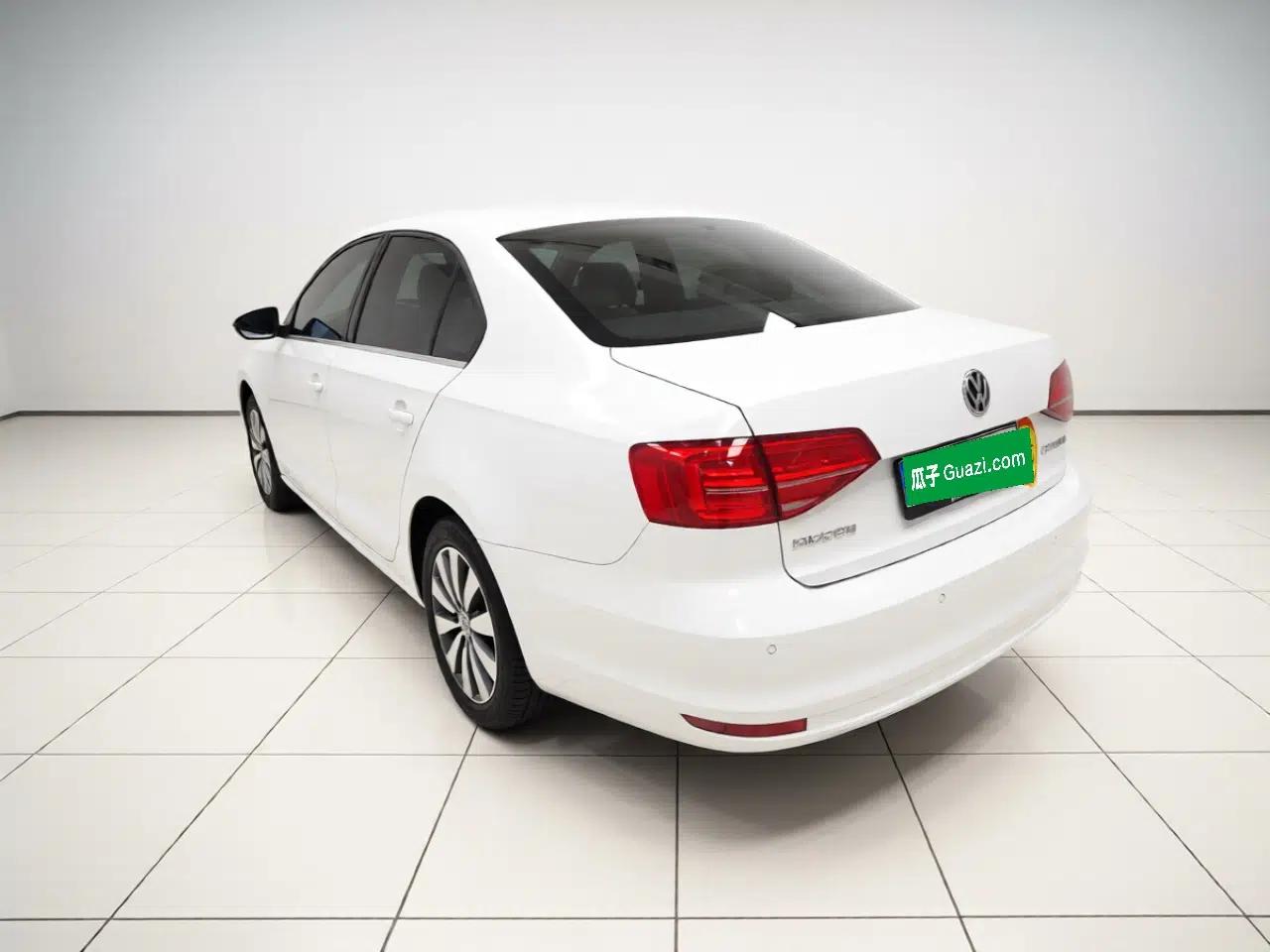 Volkswagen Sagitar 2018 1.6L Automatic Comfort Model — миниатюра 4