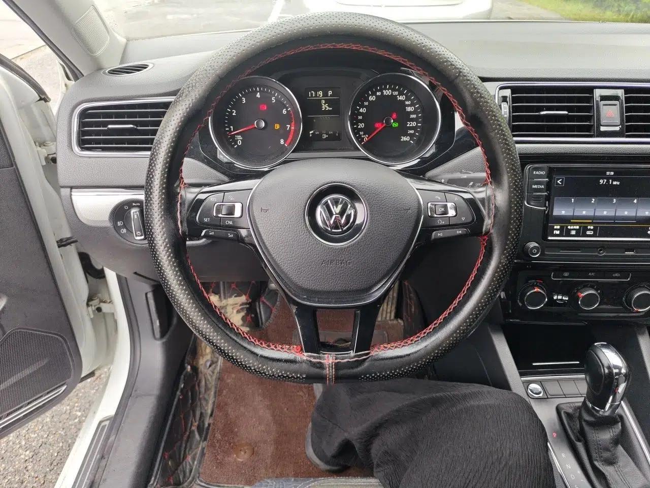 Volkswagen Sagitar 2018 1.6L Automatic Comfort Model — миниатюра 9
