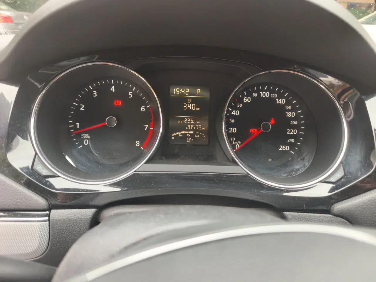Volkswagen Sagitar 2018 1.6L Automatic Comfort Model — миниатюра 12