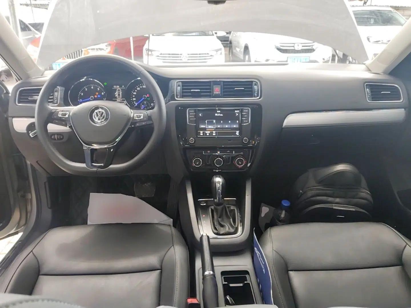 Volkswagen Sagitar 2018 1.6L Automatic Comfort Model — миниатюра 12