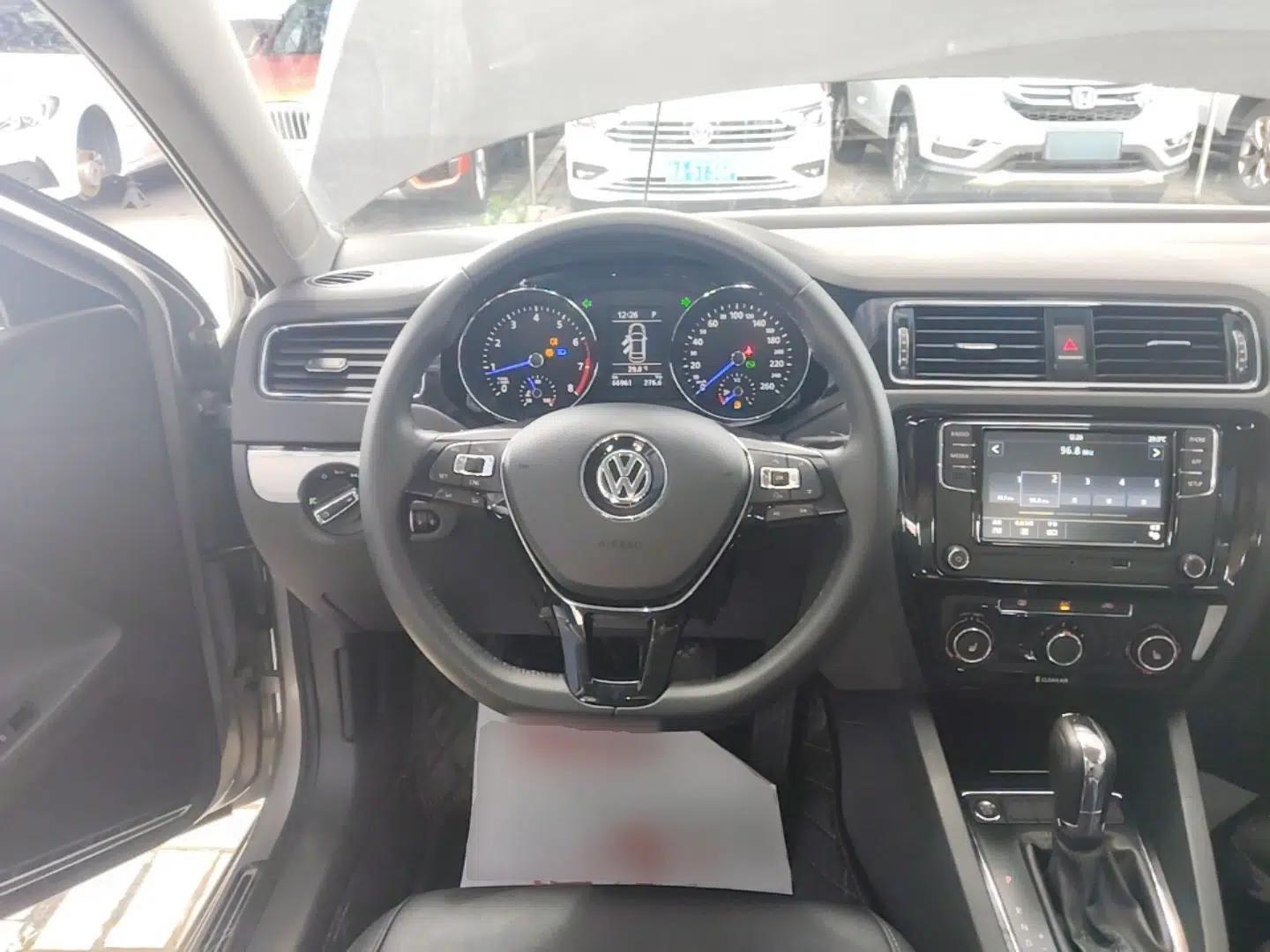 Volkswagen Sagitar 2018 1.6L Automatic Comfort Model — миниатюра 13