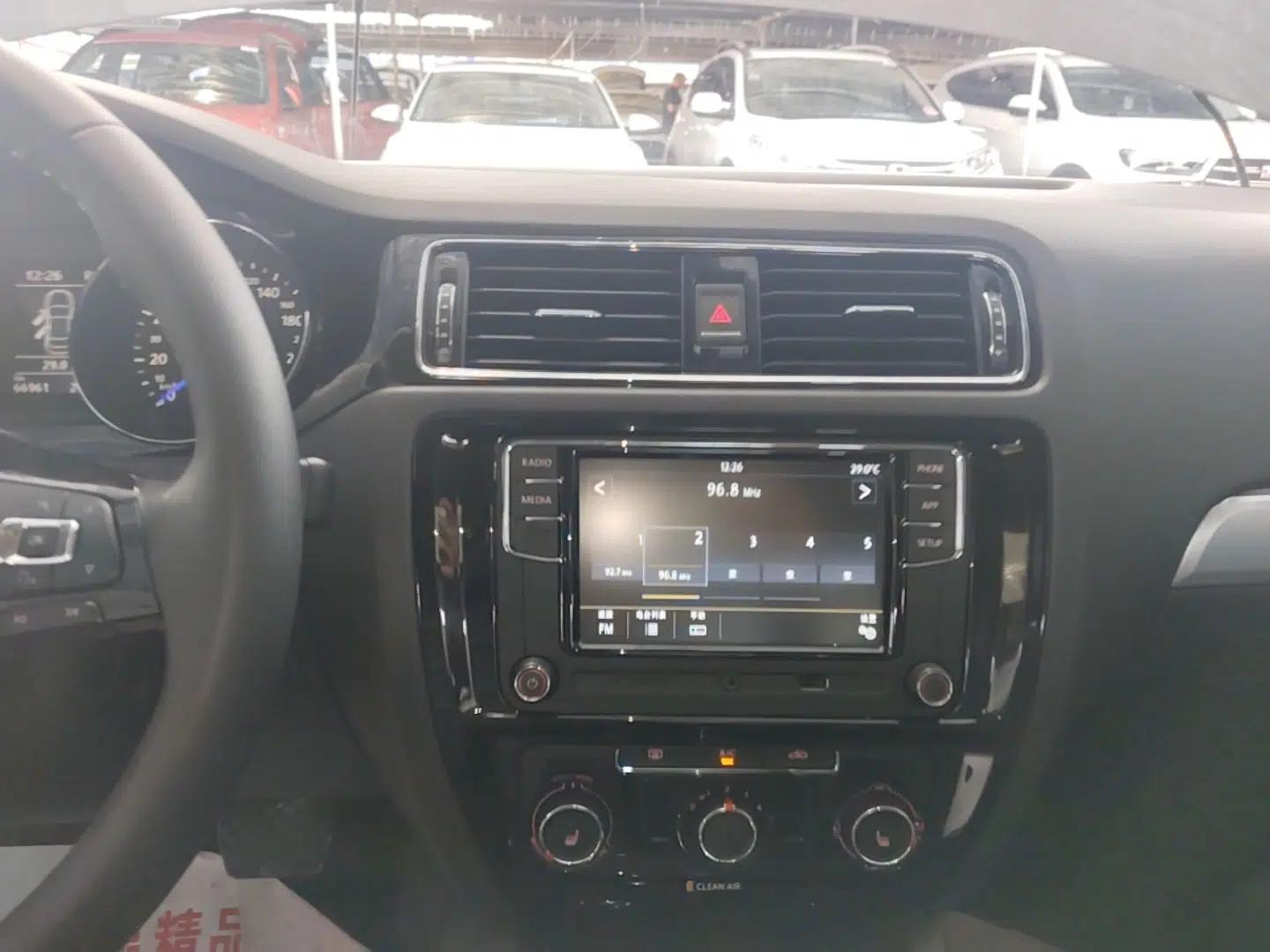 Volkswagen Sagitar 2018 1.6L Automatic Comfort Model — миниатюра 15