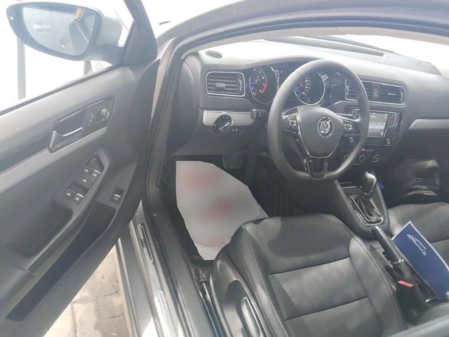 Volkswagen Sagitar 2018 1.6L Automatic Comfort Model — миниатюра 18