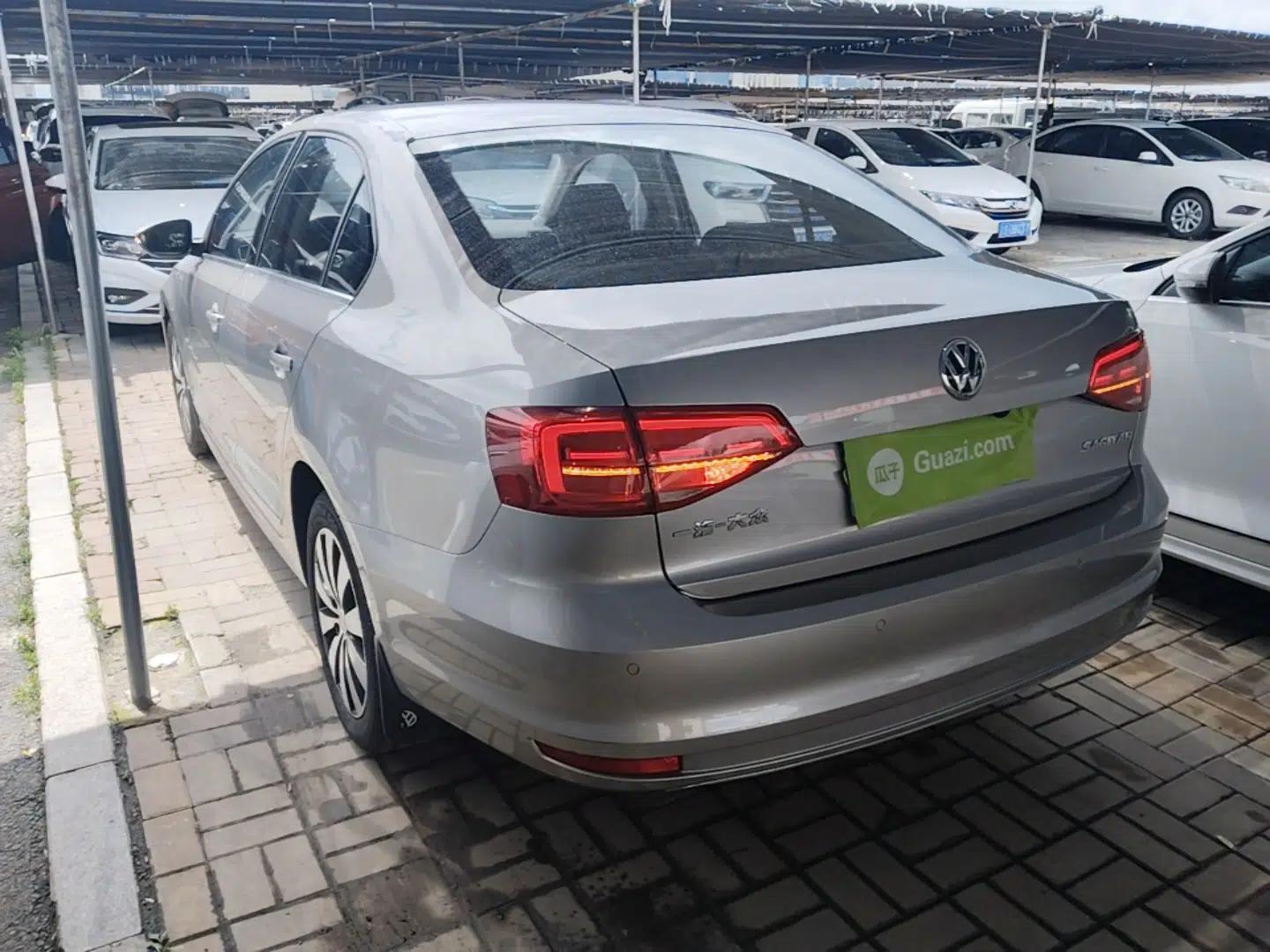 Volkswagen Sagitar 2018 1.6L Automatic Comfort Model — миниатюра 4