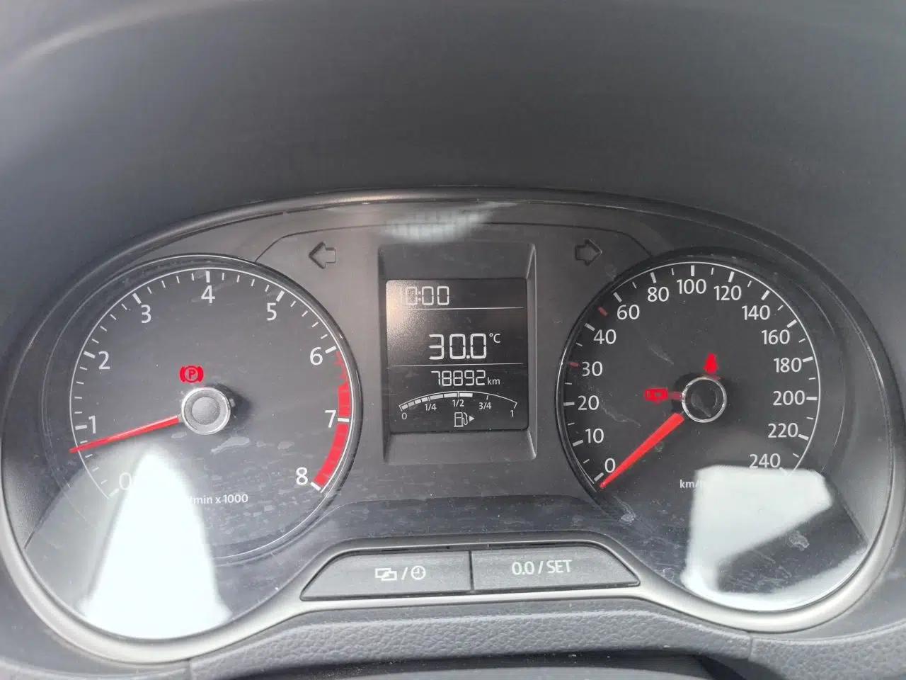 Volkswagen Polo 2014 1.4L Manual Fashion Edition — миниатюра 11
