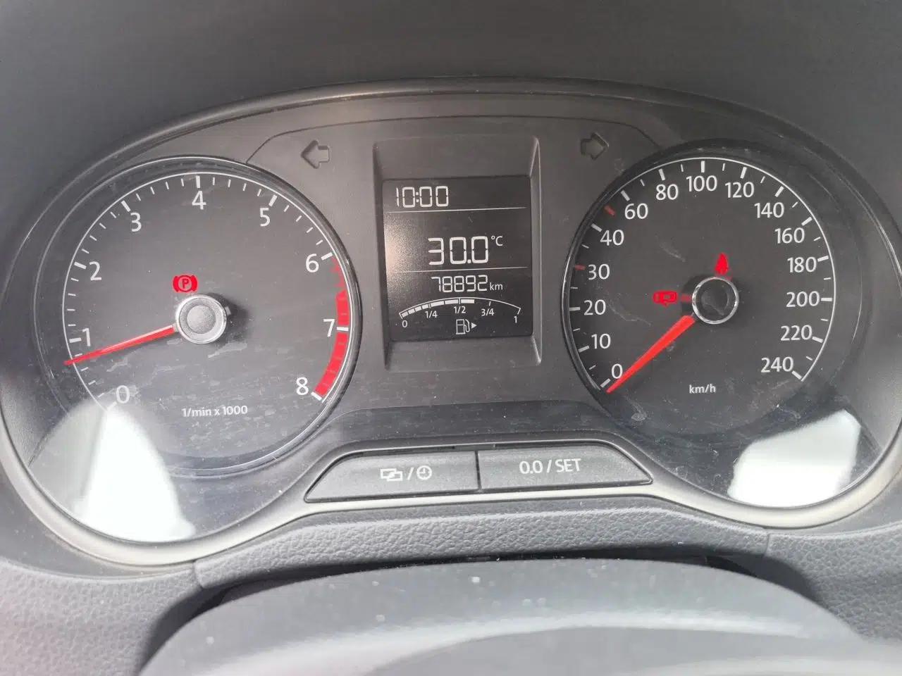 Volkswagen Polo 2014 1.4L Manual Fashion Edition — миниатюра 12