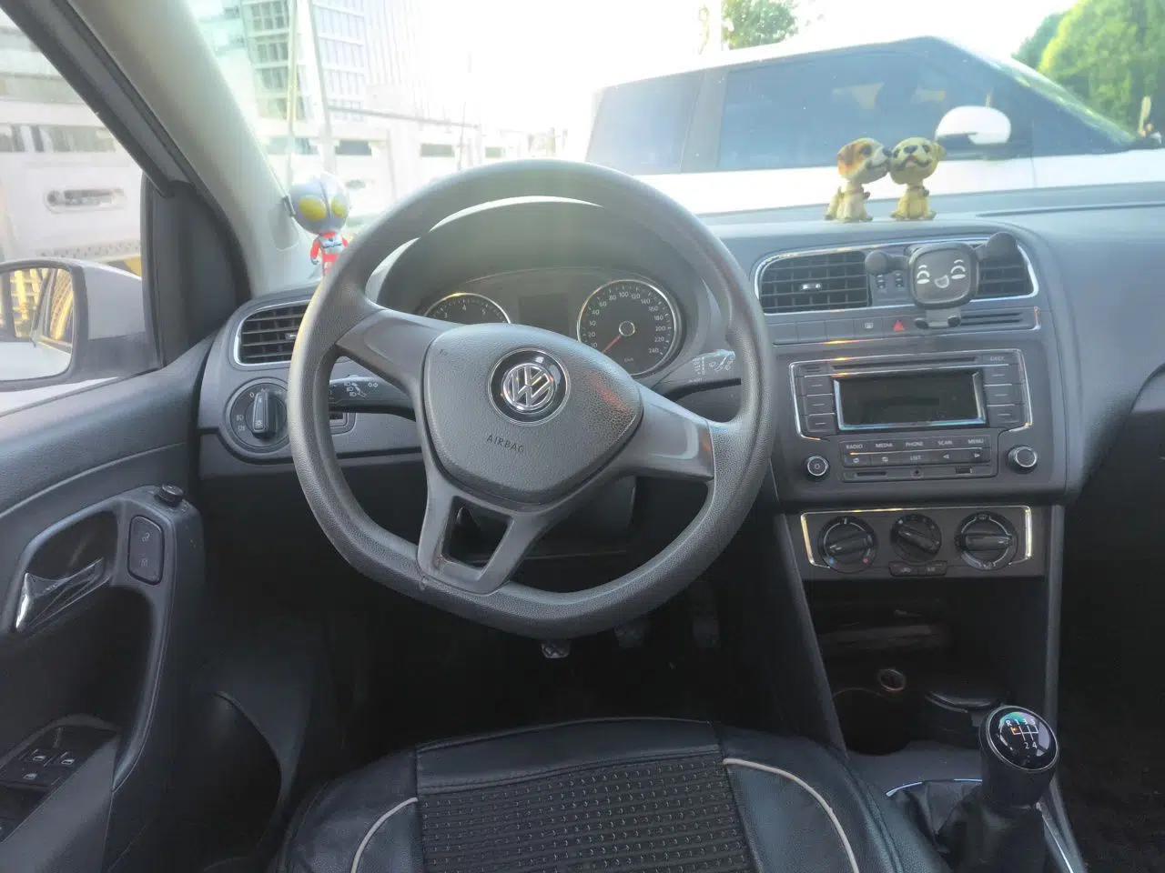 Volkswagen Polo 2014 1.4L Manual Comfort Edition — миниатюра 10