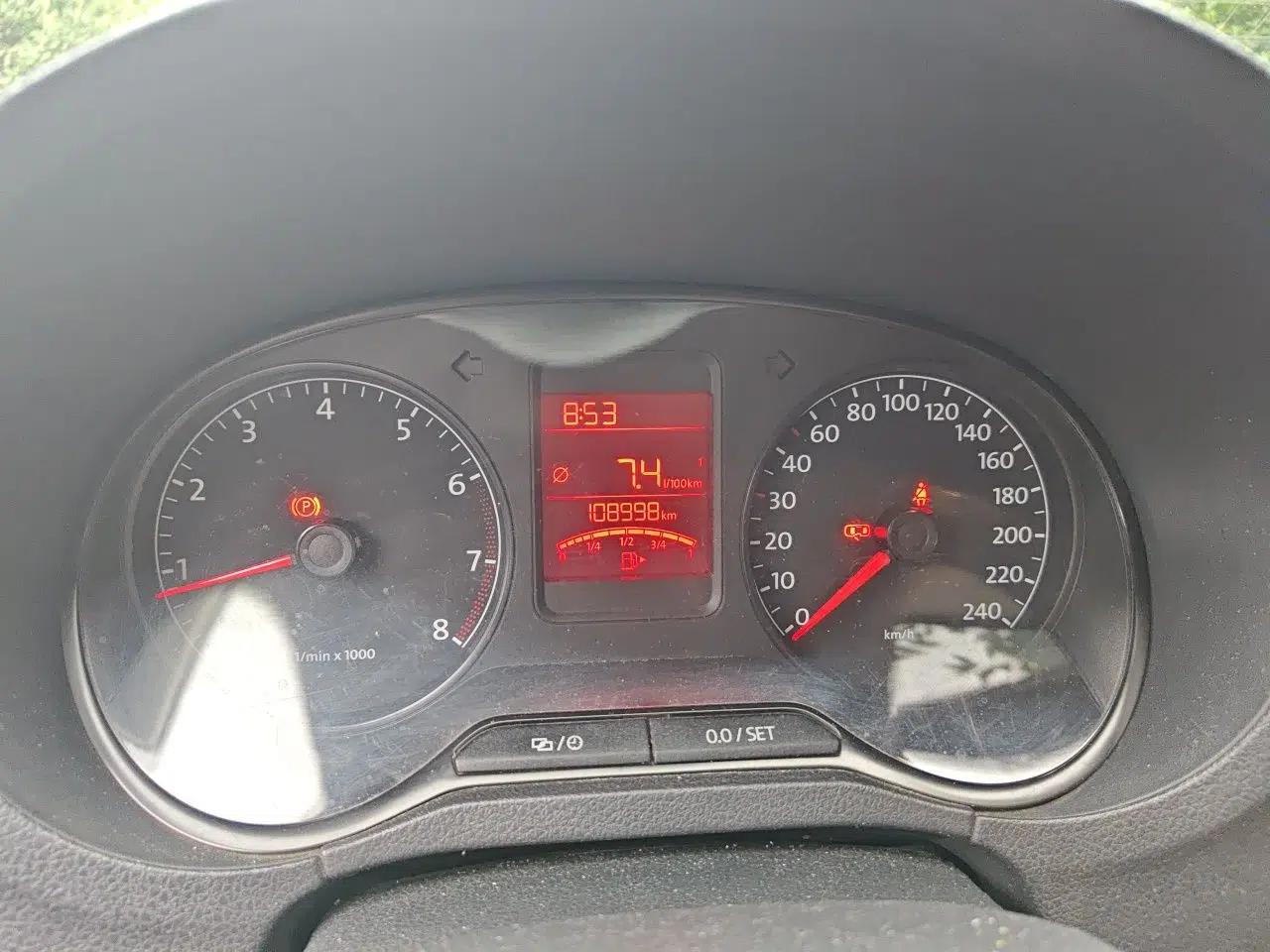 Volkswagen Polo 2013 1.6L Manual Comfort Edition — миниатюра 11