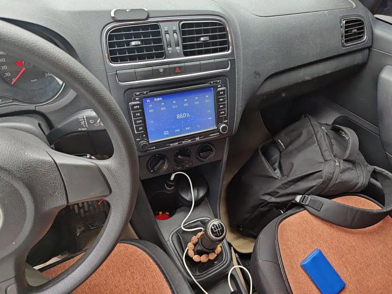 Volkswagen Polo 2013 1.6L Manual Comfort Edition — миниатюра 14