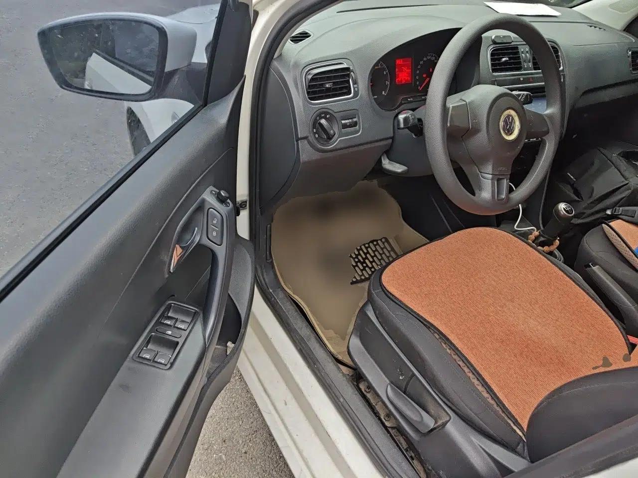 Volkswagen Polo 2013 1.6L Manual Comfort Edition — миниатюра 16