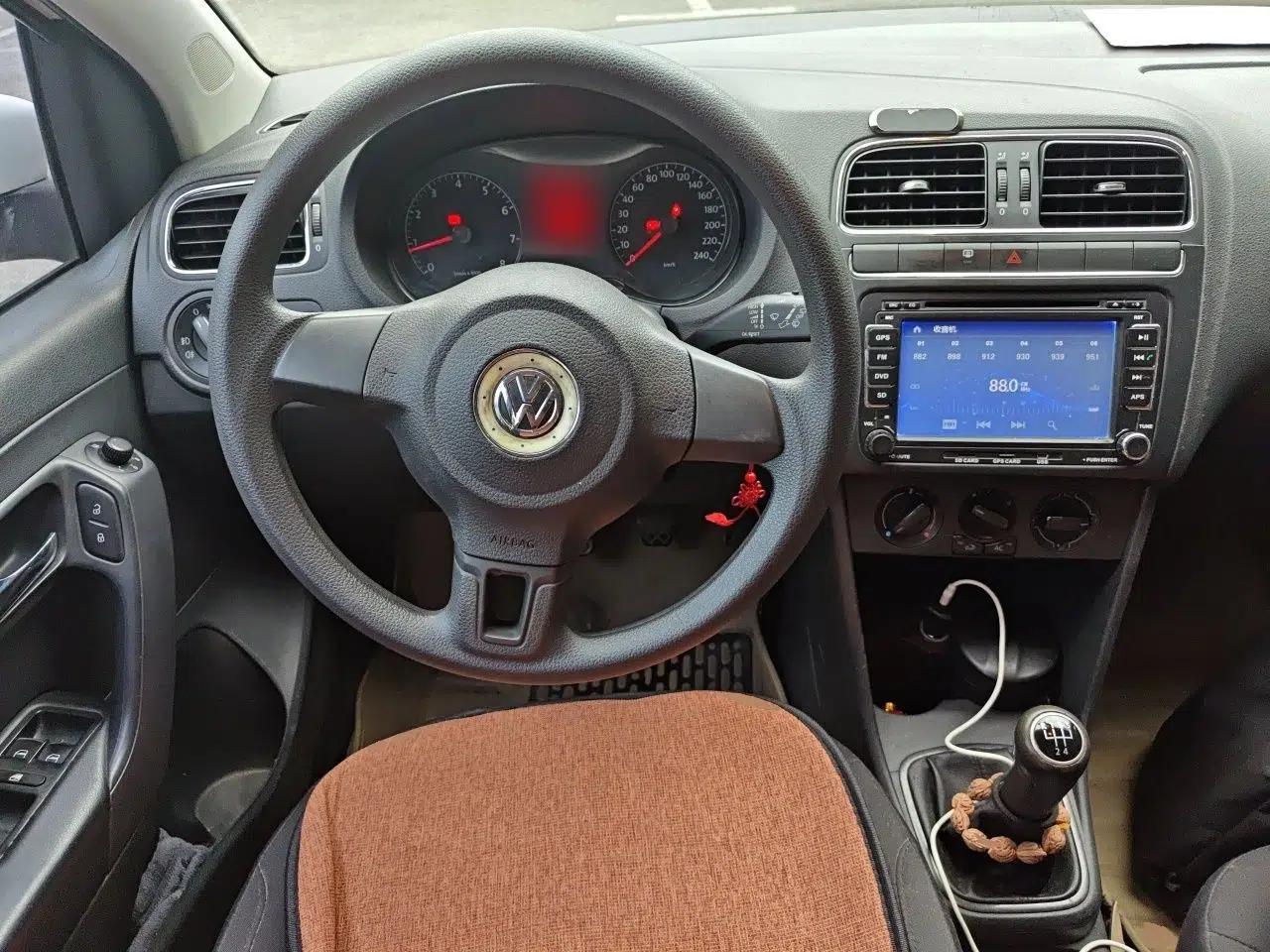 Volkswagen Polo 2013 1.6L Manual Comfort Edition — миниатюра 10