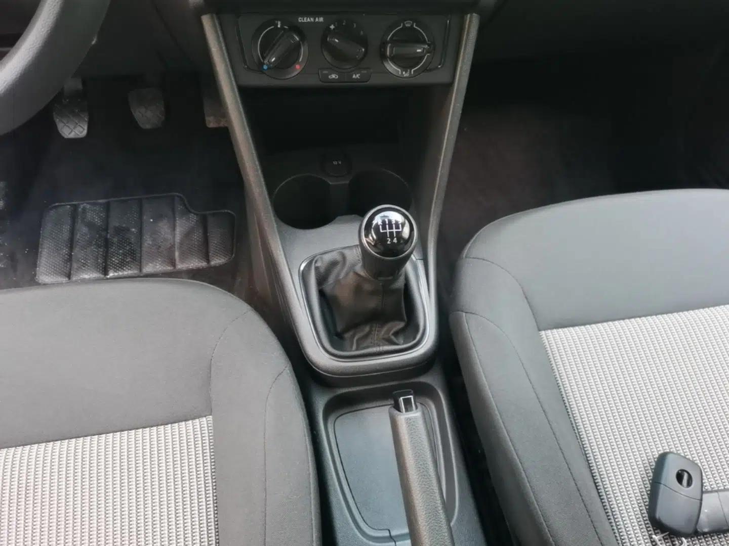 Volkswagen Polo 2016 1.4L Manual Fashion Model — миниатюра 16