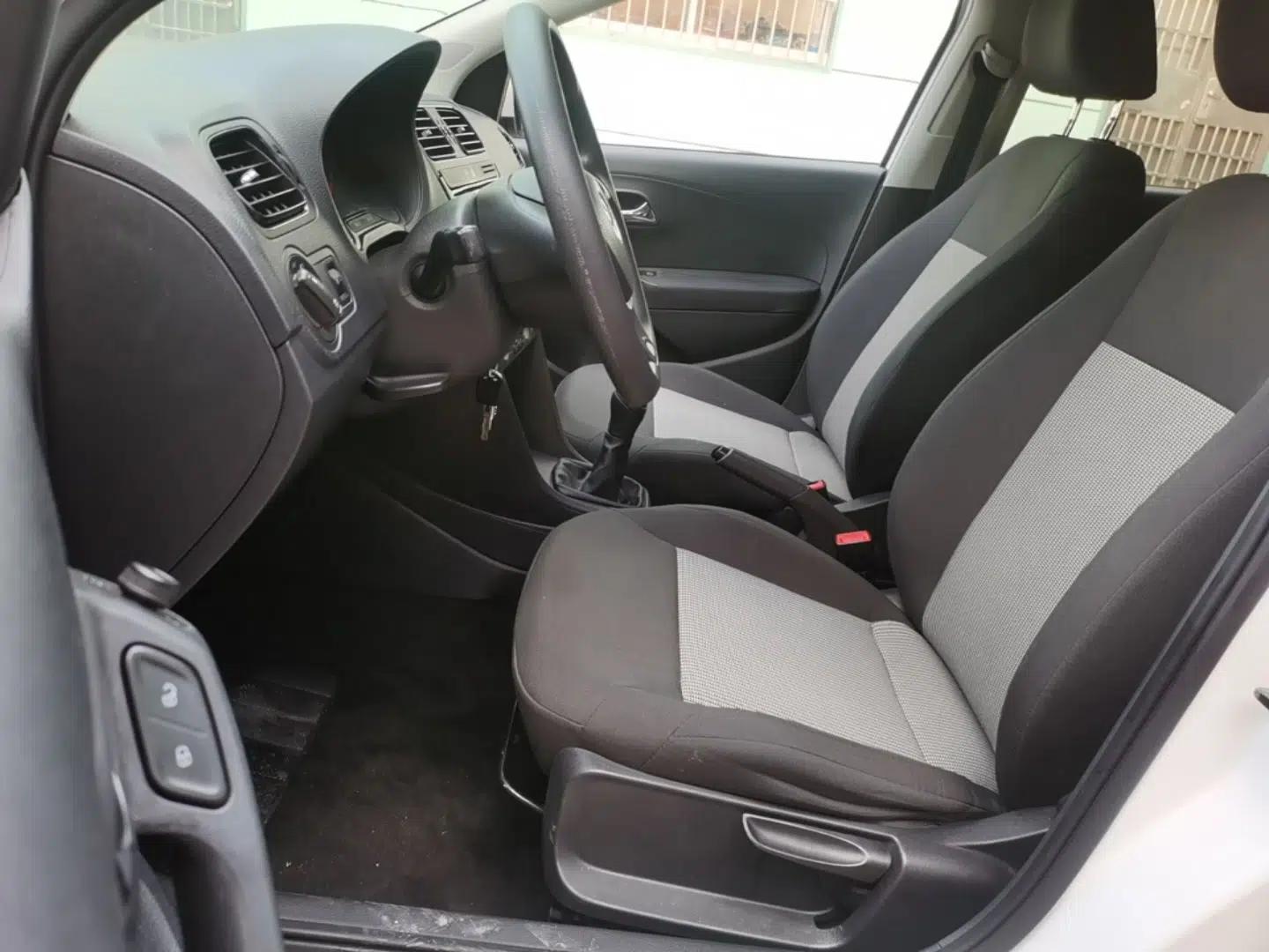 Volkswagen Polo 2016 1.4L Manual Fashion Model — миниатюра 17