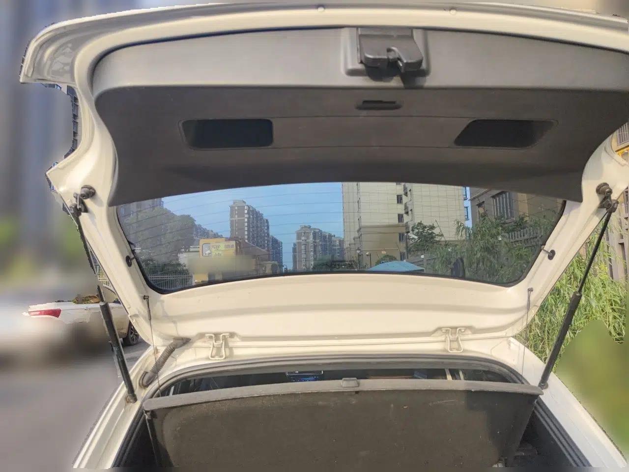 Volkswagen Polo 2014 1.6L Automatic Luxury Edition — миниатюра 19